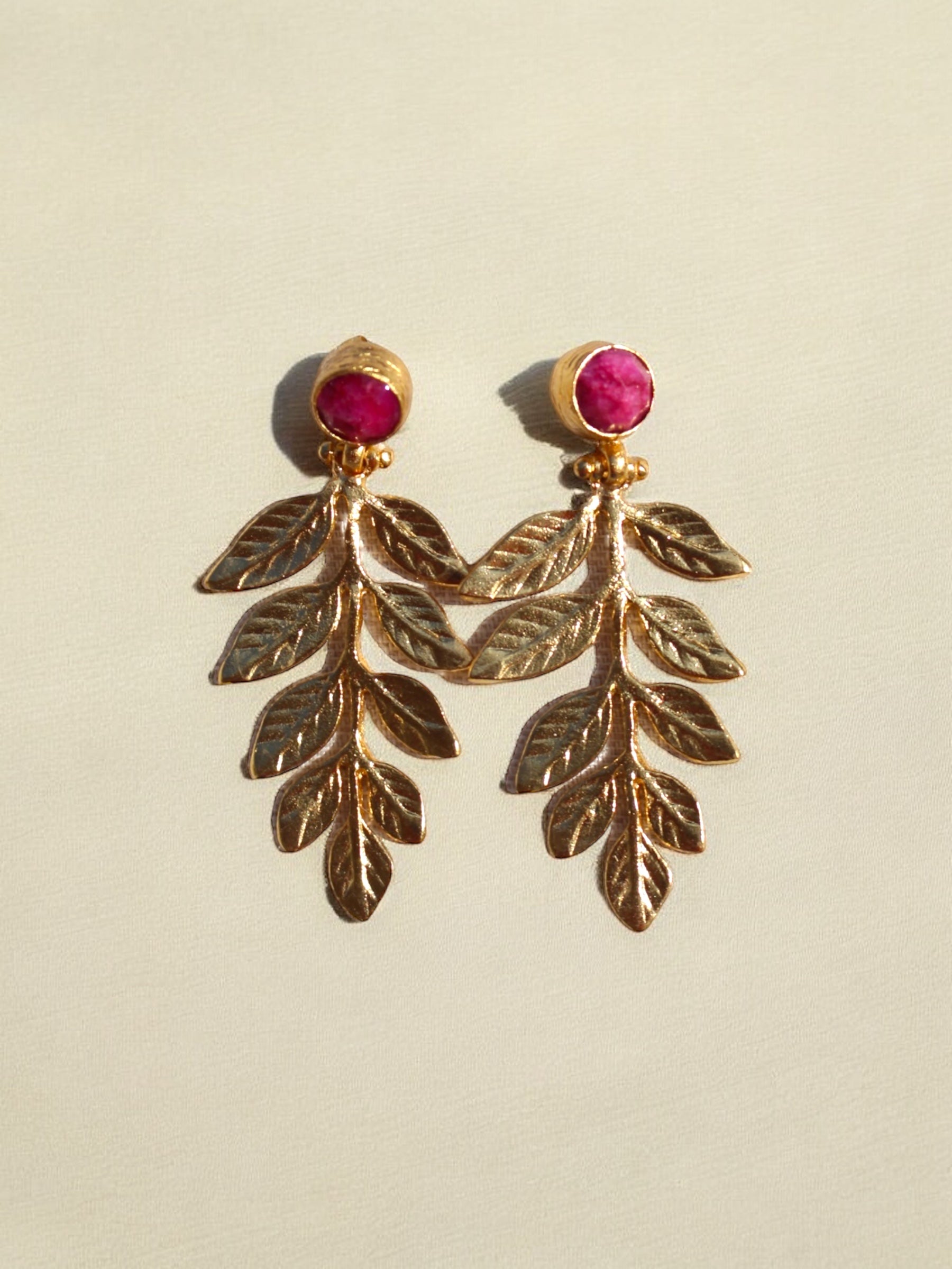 Pendientes largos en forma de laurel con piedra fucsia 